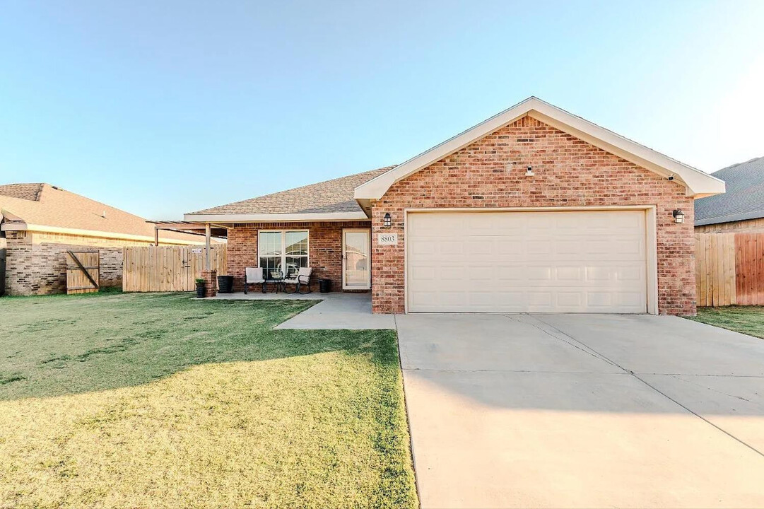 8803 17th St in Lubbock, TX - Building Photo