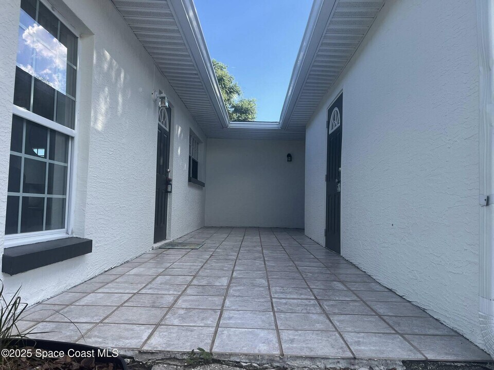 2027 Wallace Ave in Melbourne, FL - Building Photo