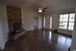 7136 Venable Rd in Kents Store, VA - Building Photo