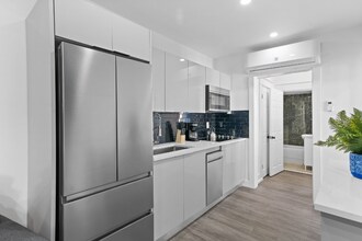 2009 W Dekle Ave in Tampa, FL - Building Photo - Building Photo