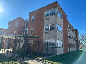 2411 W Balmoral Ave in Chicago, IL - Building Photo