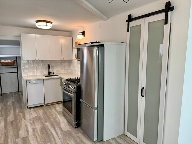 1653 1/2 Bayview Dr, Unit 1 Bed - 1 Bath in Hermosa Beach, CA - Building Photo - Building Photo
