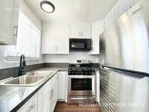 1661 N Bronson Ave, Unit 9 in Los Angeles, CA - Foto de edificio - Building Photo