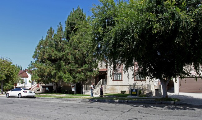 507 E Cedar Ave in Burbank, CA - Foto de edificio - Building Photo