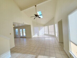 16614 Francis Drake Rd in Jamaica Beach, TX - Building Photo - Building Photo