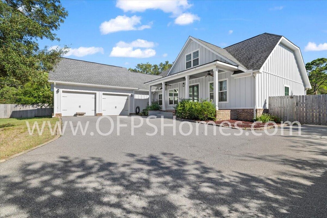 4921 Mason Calle Rd in Gulf Breeze, FL - Foto de edificio