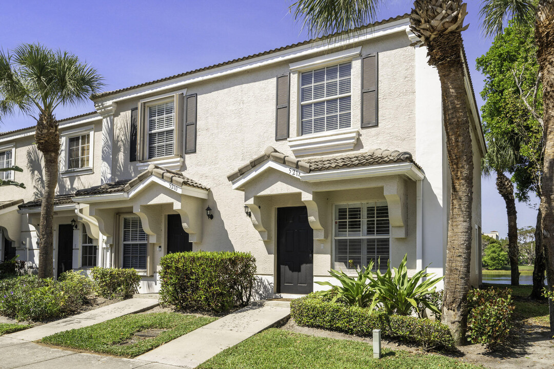 5214 Palmbrooke Cir in West Palm Beach, FL - Building Photo