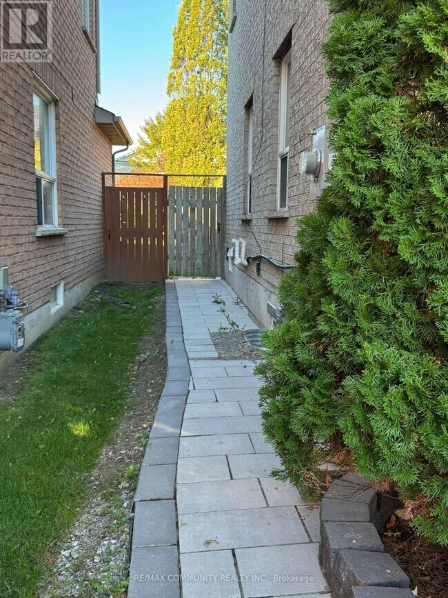 36 Foothill St in Whitby, ON - Building Photo - Building Photo