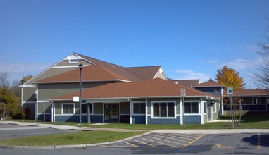 Stonewood Village in Henrietta, NY - Foto de edificio - Building Photo