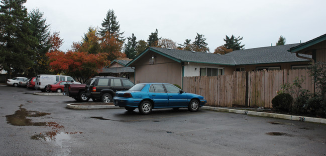 Skyline Village in Salem, OR - Building Photo - Building Photo