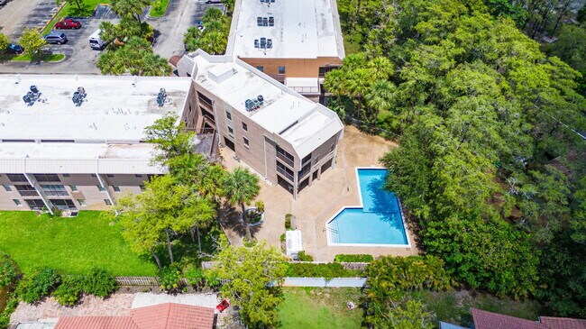 8777 Shadow Wood Blvd in Coral Springs, FL - Building Photo - Building Photo