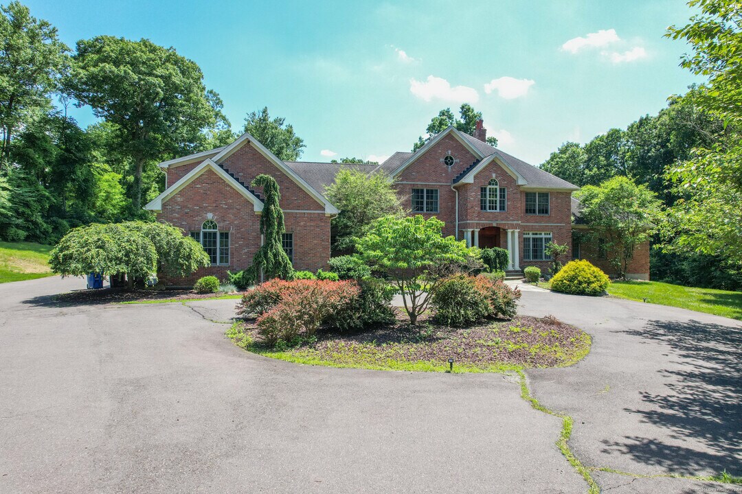 215 Old Mountain Rd in Farmington, CT - Building Photo
