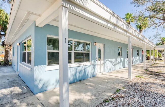 717 E Gulf Blvd in Indian Rocks Beach, FL - Building Photo - Building Photo