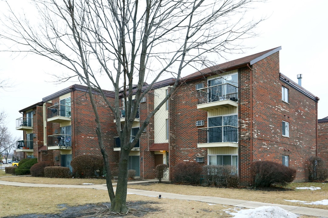 400 Pleasant Run St in Wheeling, IL - Building Photo