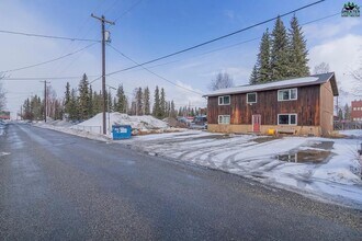 615 Ginko Rd, Unit Apartment 3 in Fairbanks, AK - Foto de edificio - Building Photo