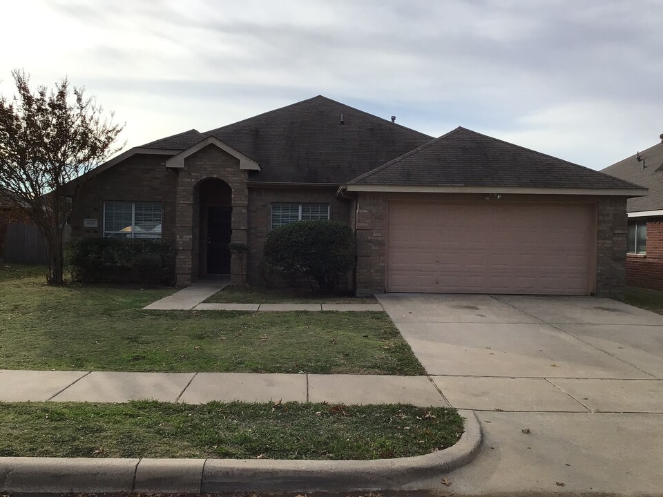 4525 Embercrest Ln in Fort Worth, TX - Building Photo