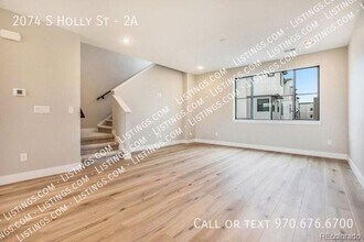 2074 S Holly St in Denver, CO - Foto de edificio - Building Photo