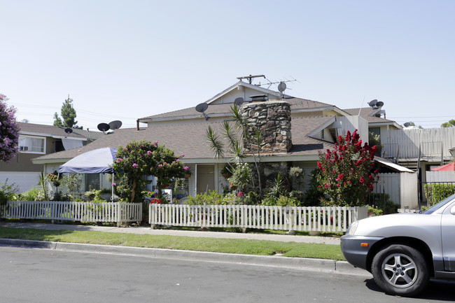 Myrtle Avenue Apartments in Tustin, CA - Building Photo - Building Photo