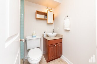 3900 N Pine Grove Ave, Unit 802 in Chicago, IL - Building Photo - Building Photo