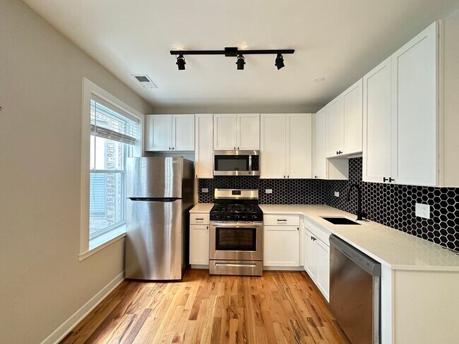 659 W Wrightwood Ave in Chicago, IL - Building Photo - Building Photo