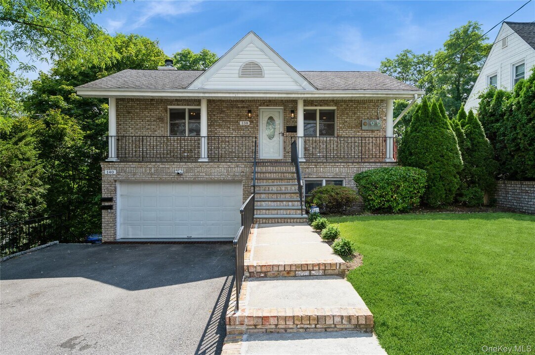 138 Woodside Ave in Harrison, NY - Building Photo