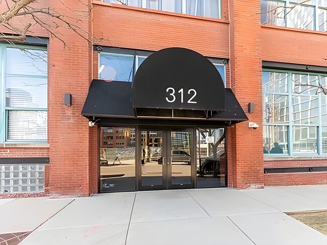 312 N May St, Unit 2H in Chicago, IL - Foto de edificio - Building Photo