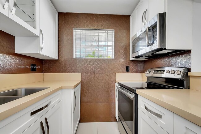2496 SW 17th Ave in Miami, FL - Building Photo - Building Photo