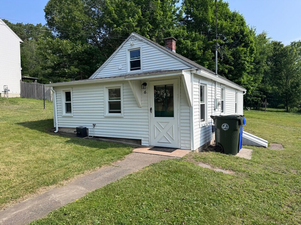 6 Miller Ter in Windsor Locks, CT - Building Photo