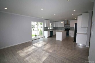 41 Mohegan Ave in Port Washington, NY - Building Photo - Building Photo