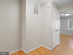 2305 McGregor Ct in Vienna, VA - Building Photo - Building Photo