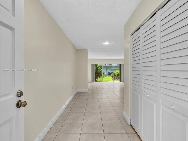 9367 Fontainebleau Blvd in Miami, FL - Building Photo - Building Photo