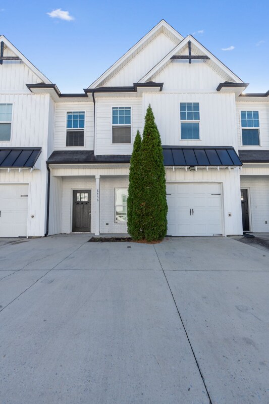 8438 Brookmoor Ln in Ooltewah, TN - Foto de edificio - Building Photo