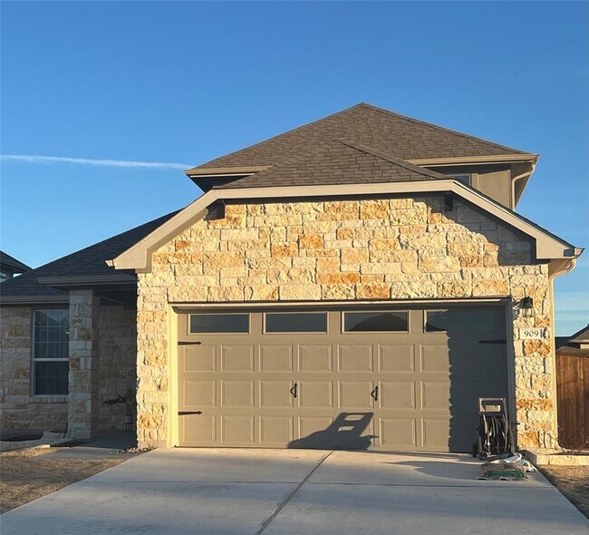property at 909 Balsora Cv