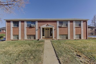 2336 S Linden Ct in Denver, CO - Building Photo - Building Photo