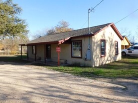 1320 Green St in Lockhart, TX - Building Photo