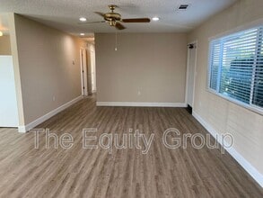 1039 Chinowth St in Visalia, CA - Building Photo - Building Photo