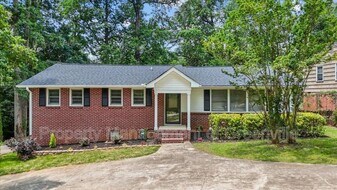 304 Robin Hood Rd in Greenville, SC - Building Photo