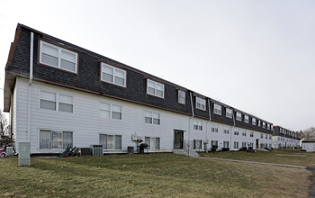 Mundelein Apartments in Mundelein, IL - Building Photo - Building Photo