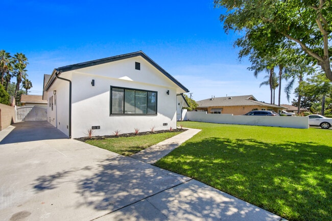 8437 Everest St in Downey, CA - Foto de edificio - Building Photo