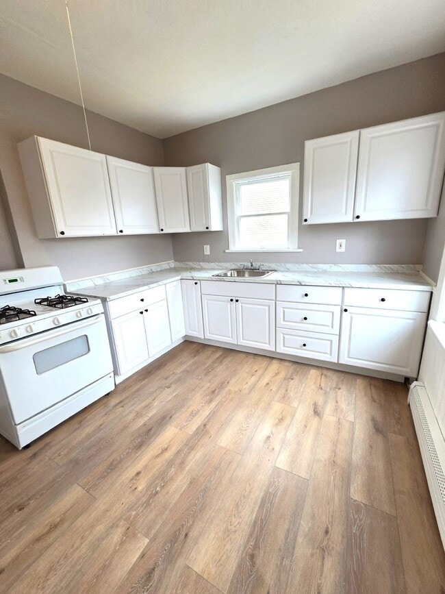 90-92 Boutwell Street, Unit 92 Boutwell Street in Pawtucket, RI - Foto de edificio - Building Photo