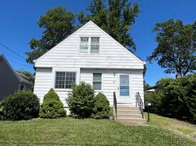80 Holcomb St in West Haven, CT - Building Photo