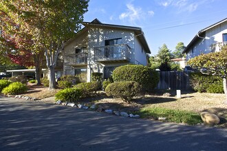 3385 Mission Dr in Santa Cruz, CA - Foto de edificio - Building Photo