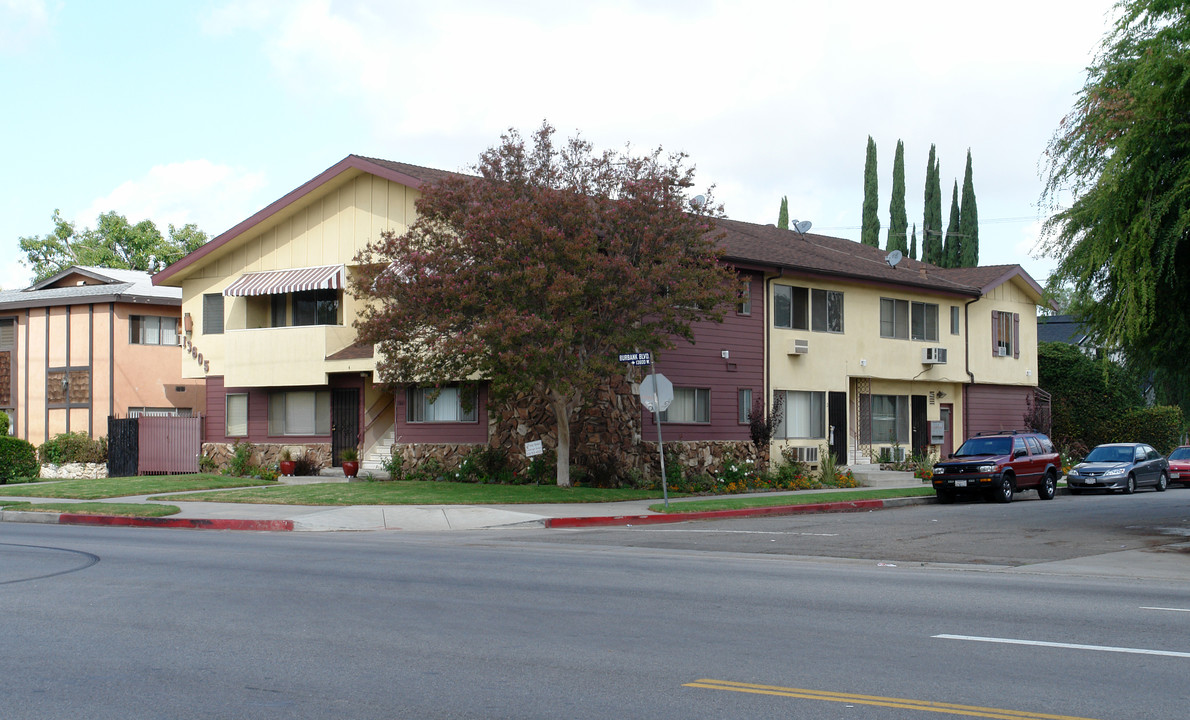 13605 Burbank Blvd in Van Nuys, CA - Building Photo