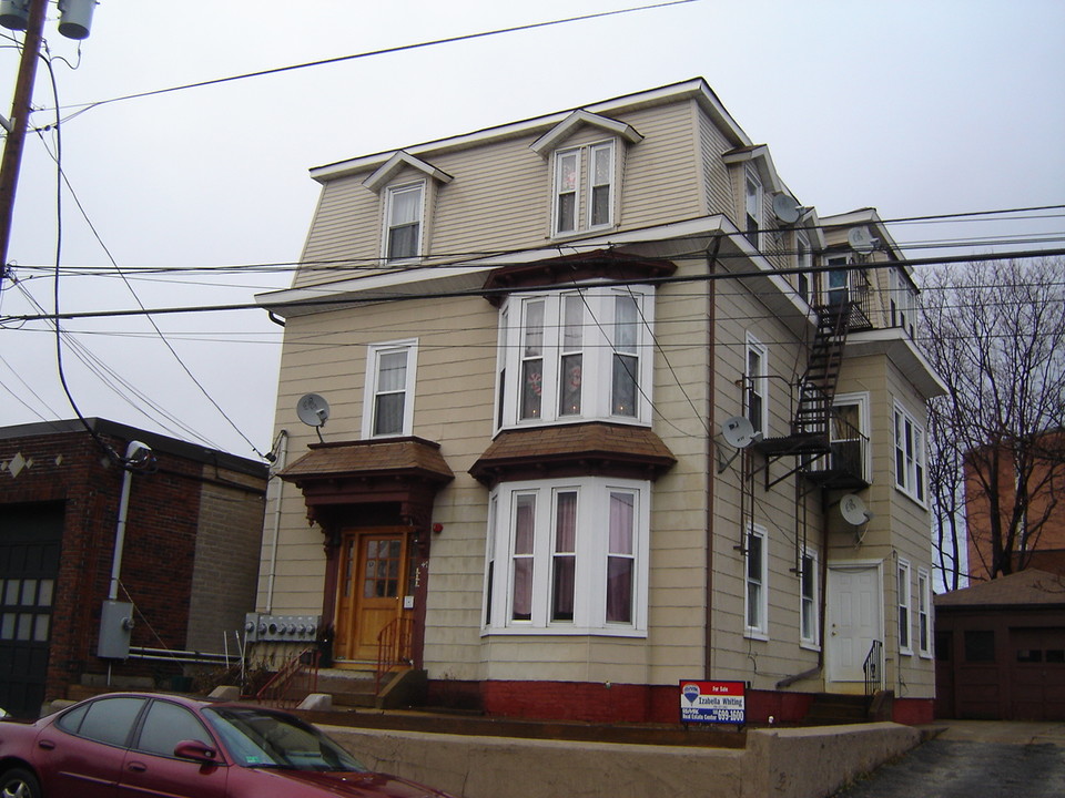 47 Montgomery St in Pawtucket, RI - Building Photo