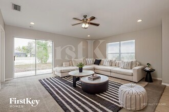 11412 Flora Springs Dr, Unit Studio in Riverview, FL - Foto de edificio - Building Photo