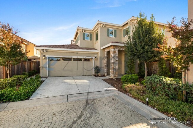 2199 Salice Wy in Brentwood, CA - Foto de edificio - Building Photo