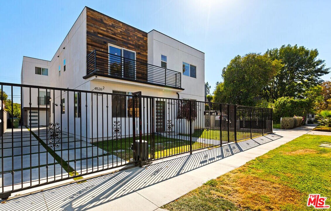 14528 Killion St in Los Angeles, CA - Building Photo