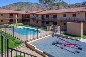 Whispering Willows Apartments in Phoenix, AZ - Foto de edificio - Building Photo