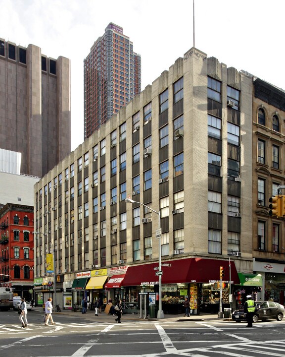 99 Chambers St in New York, NY - Building Photo