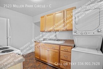 2523 Miller Park Cir in Winston-Salem, NC - Foto de edificio - Building Photo